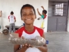 estudante-feliz-pela-reciclagem-da-garafa-pet-e-cultivo-da-horta-escola-bolivar-santana-juazeiro-ba